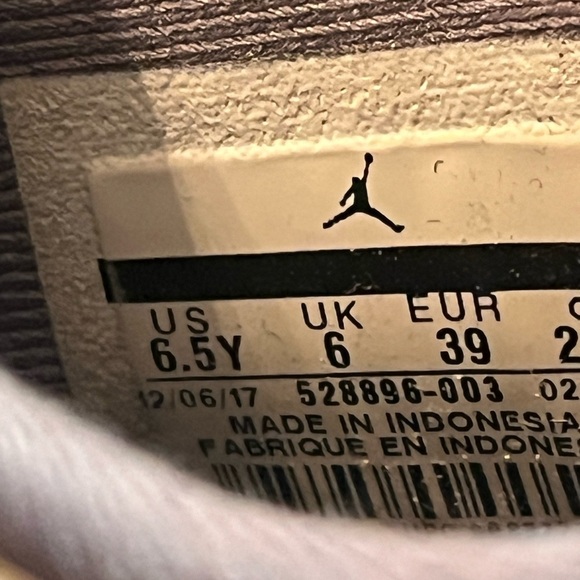 Air Jordan 11 Retro 2010 Cool Grey Sz 6.5Y Big Kids Women 8 - Picture 8 of 10